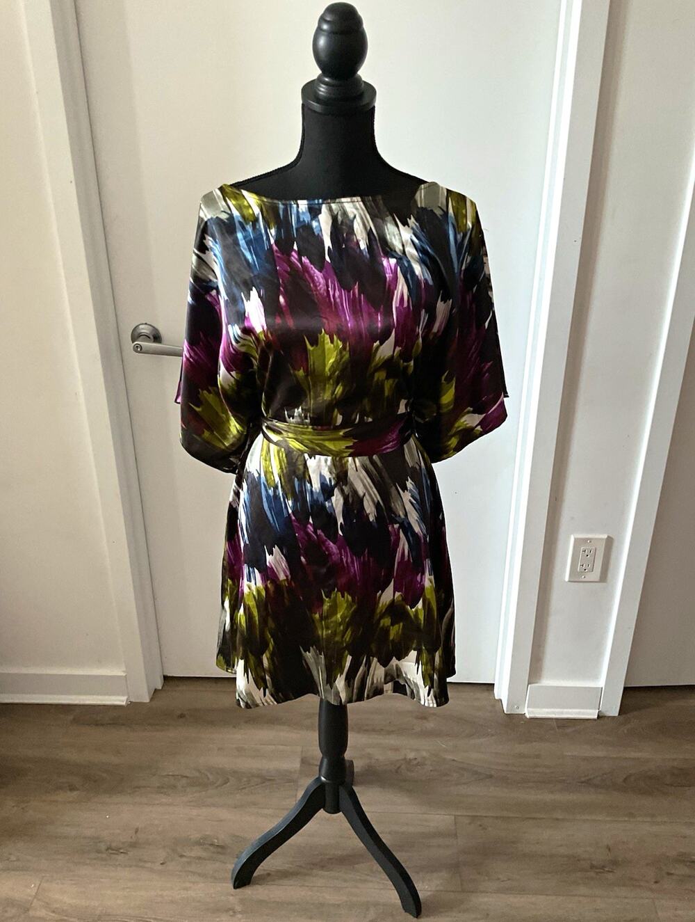 BCBGMAXAZRIA Multicolor Abstract Satin Sheath Dress Belted Boat Neck Sz M